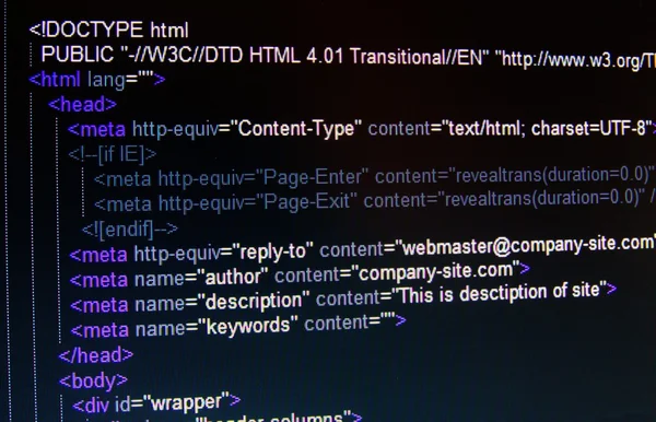 Código de linguagem HTML na tela LCD preta — Fotografia de Stock