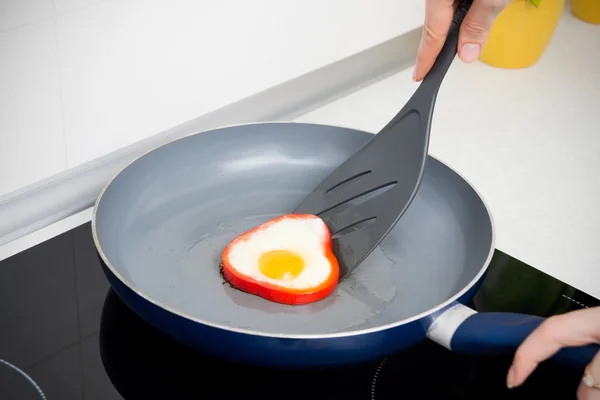 Huevo frito en pimienta colorida — Foto de Stock