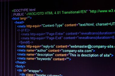kod html dilinin siyah lcd ekranda