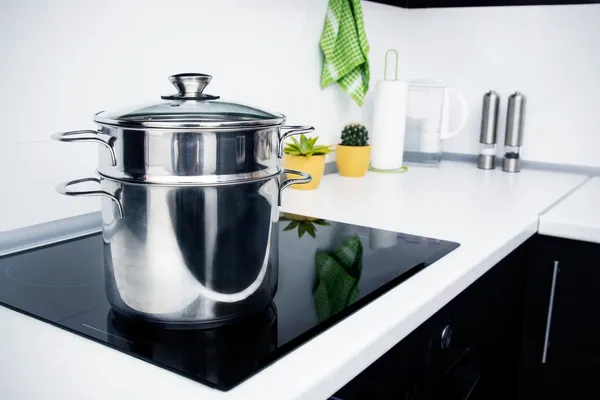 Grand pot dans la cuisine moderne avec cuisinière à induction — Photo