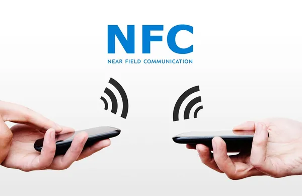 एनएफसी भुगतान प्रौद्योगिकी के साथ दो मोबाइल फोन फील्ड कम्युनिटी के पास — स्टॉक फ़ोटो, इमेज