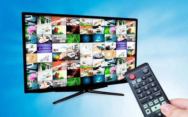 Tv mit mehreren Bildern Galerie auf blauem Hintergrund. Hand halten — Stockfoto