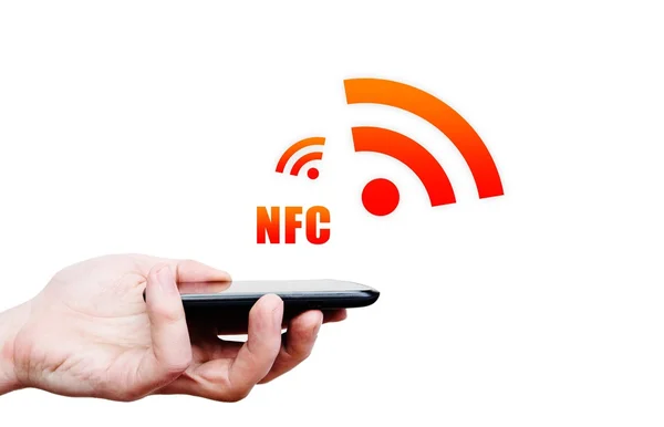 एनएफसी प्रौद्योगिकी के साथ हैंड होल्डिंग स्मार्टफ़ोन फील्ड कम्यूनी के पास — स्टॉक फ़ोटो, इमेज