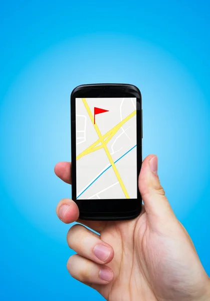 Человек держит смартфон с GPS навигацией — стоковое фото