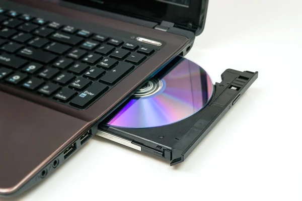 Laptop z otwartym cd lub dvd-rom — Zdjęcie stockowe