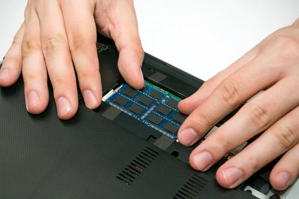 Man installeren van geheugen. laptop ram-upgrade — Stockfoto