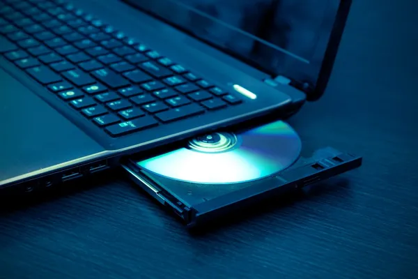 Laptop z otwartym cd - dvd przejażdżka. streszczenie skład światła — Zdjęcie stockowe