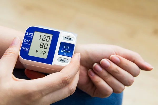 Ciśnienie krwi. kobieta mierzy ciśnienie — Zdjęcie stockowe