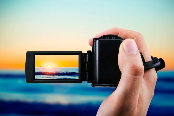 Câmera de vídeo ou filmadora gravando o pôr do sol — Fotografia de Stock