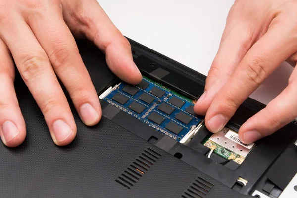 Man installeren van geheugen. laptop ram-upgrade — Stockfoto