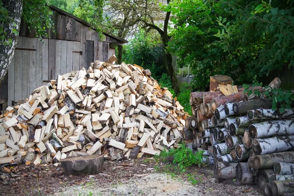 Stack av ved på landsbygden — Stockfoto