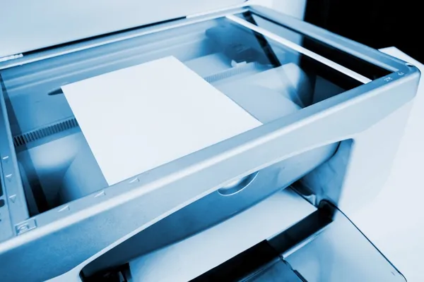 Close-up werkende printer scanner copier apparaat — Stockfoto