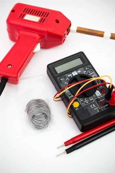 Solderen hulpmiddel, multimeter op witte achtergrond — Stockfoto