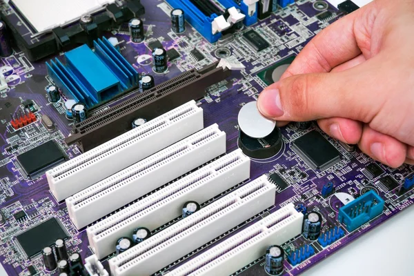 Hand batterij installeren op pc moederbord — Stockfoto