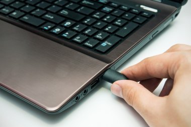 el laptop için USB kablosunun bağlanması
