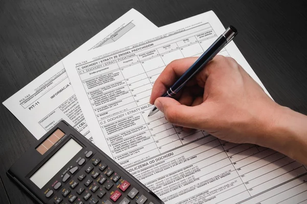 Man fills out polish tax form — Stock Photo, Image