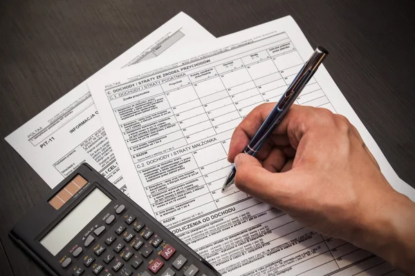 Man fills out polish tax form — Stock Photo, Image