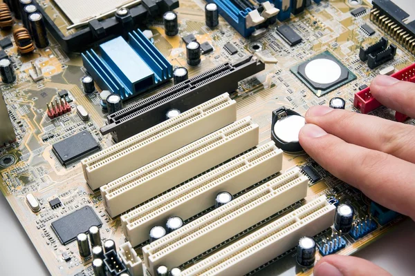 Hand install battery to PC motherboard — Stock Photo, Image