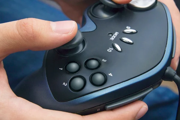 Closeup των αρσενικών χεριών με gamepad ελεγκτή παιχνιδιών — Φωτογραφία Αρχείου