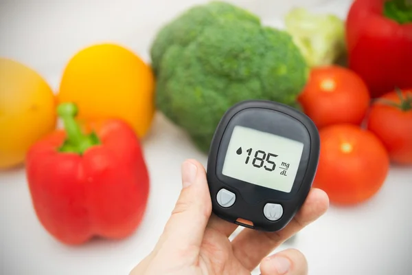 Hand holding meter. diabetes bloedglucose niveau test doen — Stockfoto