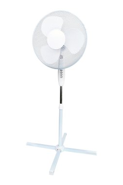 ayaklı kat fan üzerinde beyaz izole