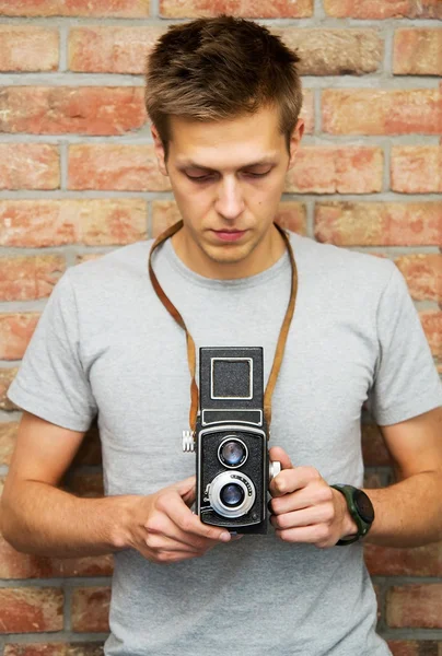 Mann mit alter Kamera — Stockfoto