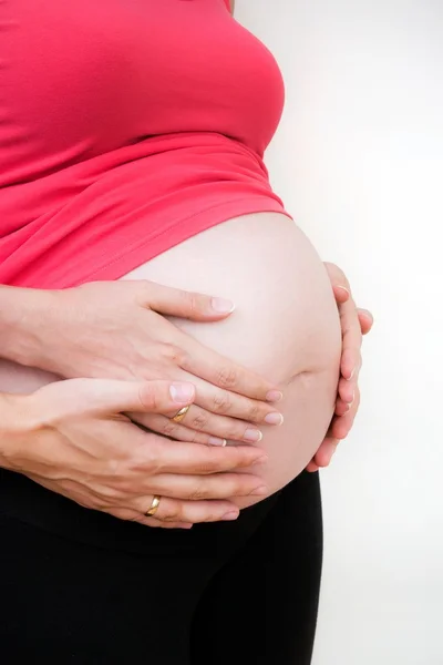 Marido mãos na barriga da mulher grávida — Fotografia de Stock