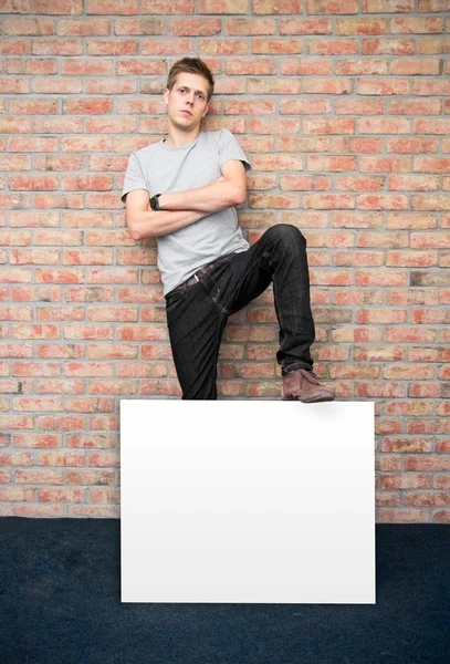 Young man holding blank whiteboard on business presentation — Stock Photo, Image
