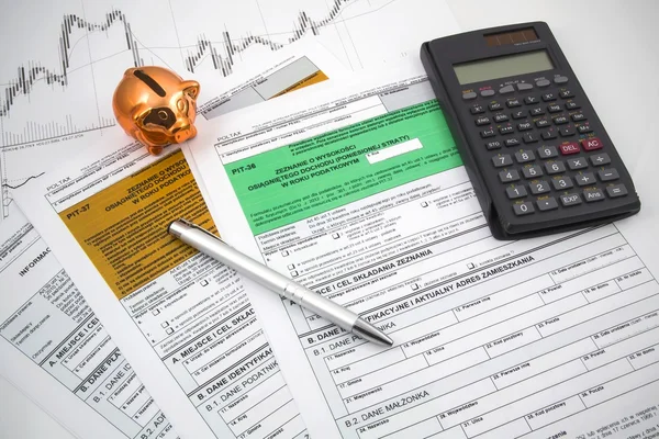 Polish income tax forms with calculator and piggybank — Stock Photo, Image