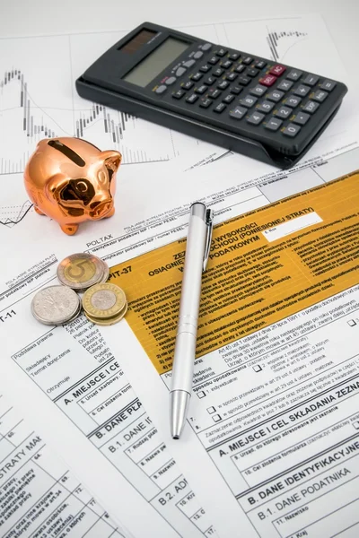 Einkommensteuerformulare mit Taschenrechner und Sparschwein polieren — Stockfoto