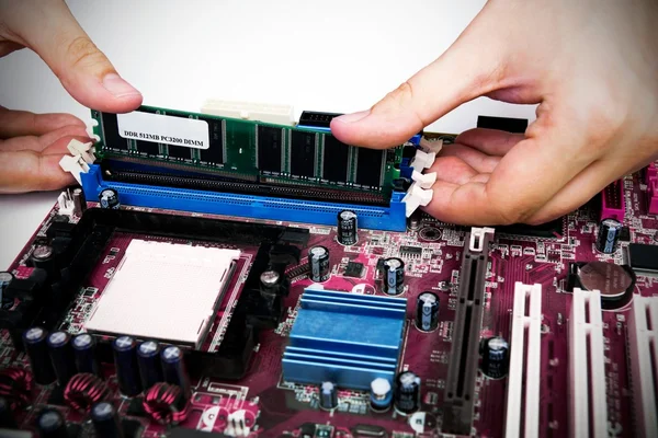 Man installeren van geheugen. PC moederbord ram-upgrade — Stockfoto