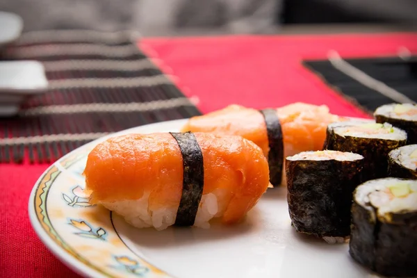 Gros plan de saumon et de riz. Sushi ensemble macro composition — Photo