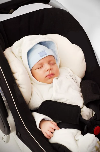 Malý chlapeček spí v autosedačce — Stock fotografie