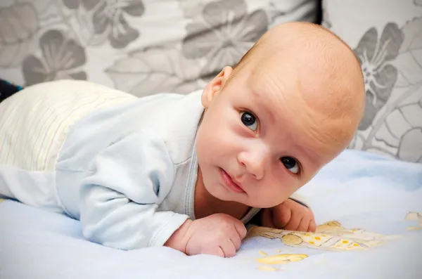 Kleine pasgeboren babyjongen hoofd opheffen — Stockfoto