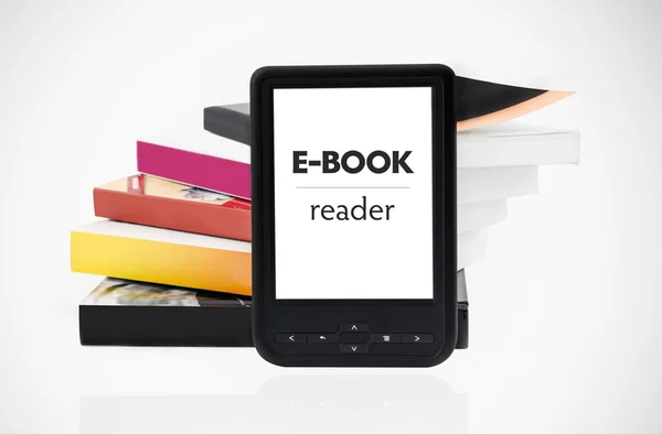 Moderne e-boek lezer met boeken op achtergrond — Stockfoto