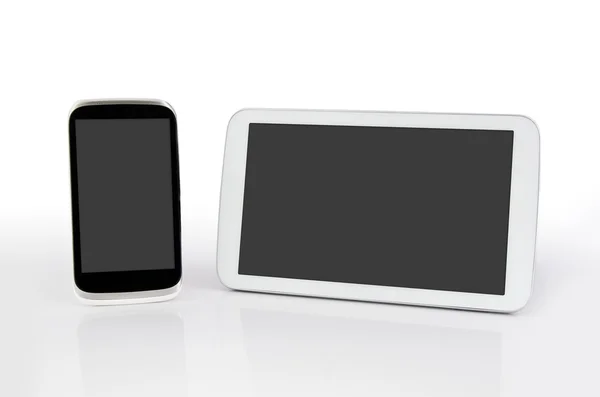 Teléfono móvil y tableta con pantalla en blanco. Dispositivos planos modernos w —  Fotos de Stock