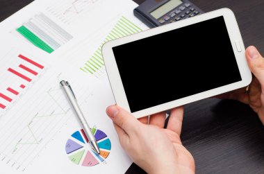 tablet PC ile boş perde. Modern işyeri ofis