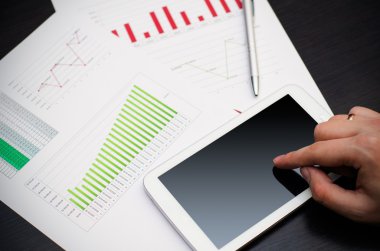 adam, tablet PC'de parmak koymak. modern iş adamı iş yeri