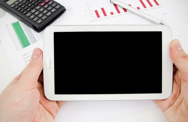 Tablet-PC mit leerem Bildschirm. moderner Arbeitsplatz im Büro — Stockfoto