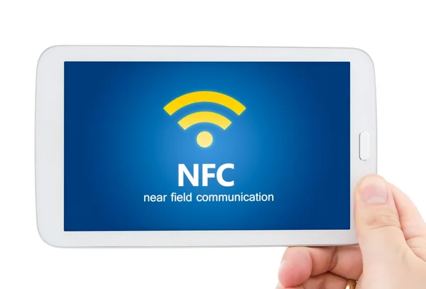 Nfc とタブレットを持っている手。会った無線支払の技術 — ストック写真