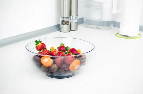 Cuenco de vidrio lleno de fruta en una cocina moderna —  Fotos de Stock