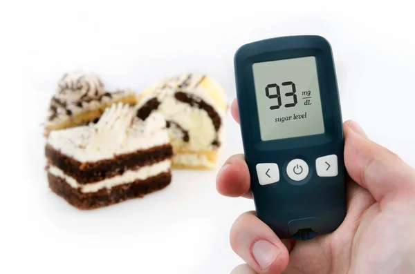 Ручной счетчик. Диабет делает тест уровня глюкозы. Cake in b — стоковое фото