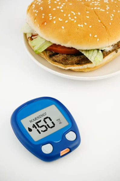 Glucometer en hamburger. gezonde levensstijl — Stockfoto