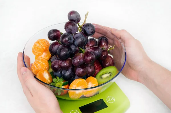 Veel van fruit op de Keukenweegschaal in een moderne keuken — Stockfoto