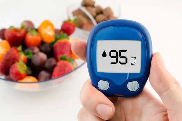 Contador de mãos. Diabetes a fazer teste de glicemia. Frutas em — Fotografia de Stock