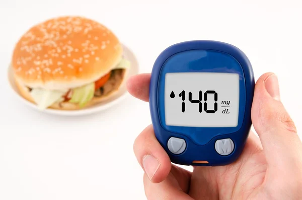 Hand holding meter. diabetes bloedglucose niveau test doen. Hamburger — Stockfoto