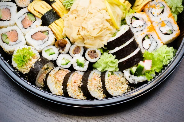 Sushi instellen afhaalmaaltijden traditionele Japanse gerechten. — Stockfoto