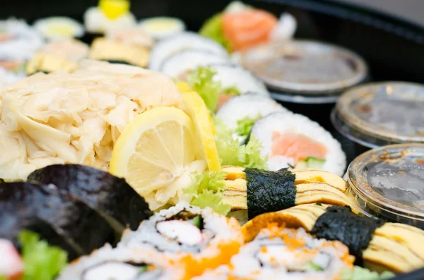 Gros plan sur les sushis japonais traditionnels — Photo