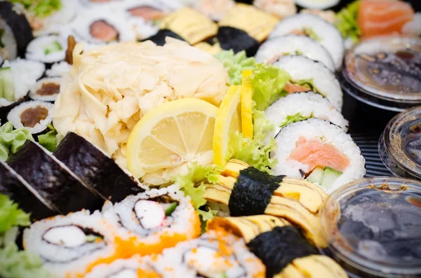 Close-up van traditionele Japanse sushi set — Stockfoto