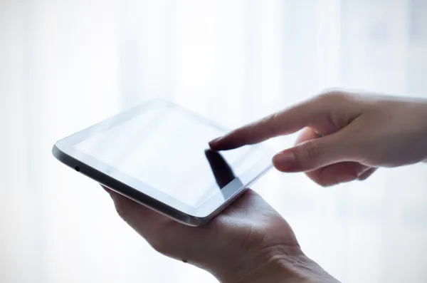 Mujer trabajando a mano con la tableta y la pantalla táctil que apunta — Foto de Stock